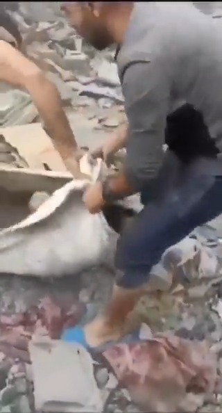أكثر من 500 شهيد وجريح في القصف الصهيوني على #مخيم_جباليا للاجئين بعد ظهر اليوم. تبلغ مساحة المخيم 0.4 ميل مربع فقط ، ويعيش هناك أكثر من 120 ألف شخص. هذه واحدة من أسوأ الفظائع منذ 7 أكتوبر! ولا يزال يتم انتشال عشرات الجثث من تحت الأنقاض...