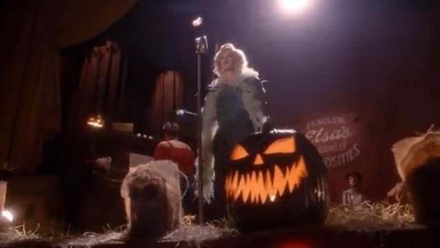 Jessica Lange cantando Gods and Monsters en AHS: Freak Show. Simplemente icónica! #Halloween