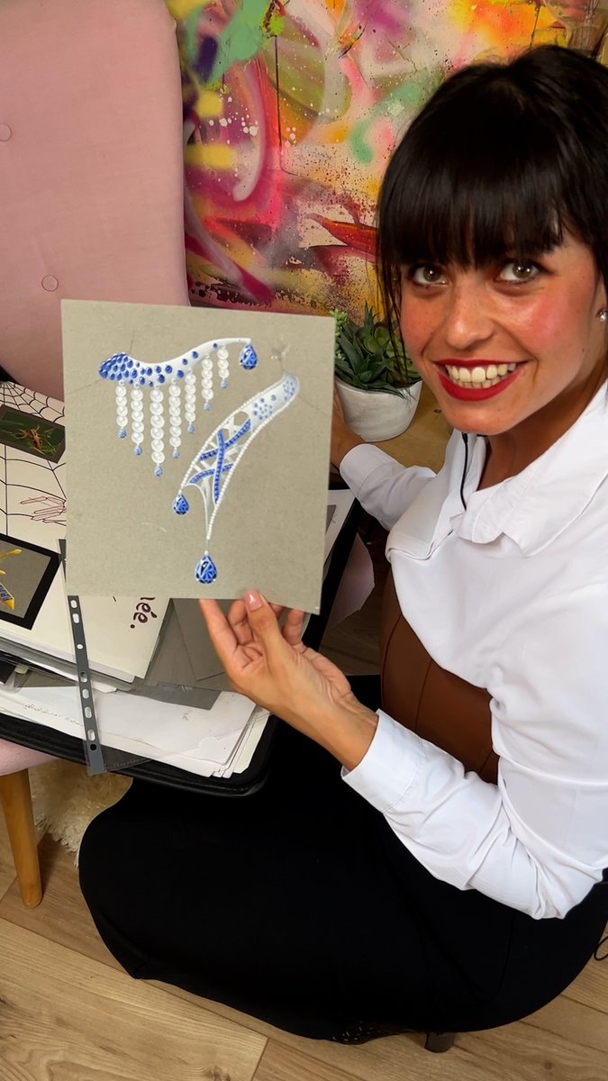Son métier à elle, c'est gouacheuse. À l'aide de son imagination, de ses mains et de sa peinture, Estelle donne vie aux bijoux avant qu'ils ne soient confectionnés. On est allé dans son atelier pour voir comment elle fait.