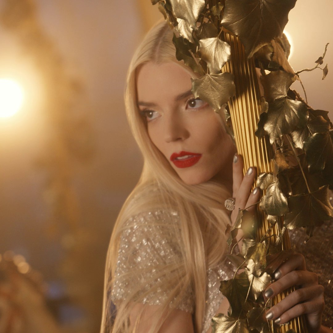 This Holiday season, Dream in Dior at the heart of the most iconic Parisian Garden, sparkling with snow. Anya Taylor Joy wanders gracefully in the royal garden, from the majestic front gates to the Carousel of Dreams, enchanted with a thousand lights. #DiorBeauty #DiorHoliday