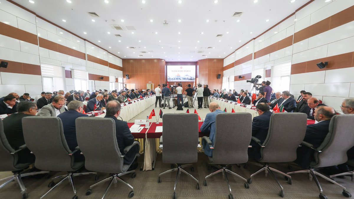 Buradan, gözlerini ve vicdanlarını gerçeklere kapatan, yaşananları görmemek adına kendilerini karanlığa mahkûm eden insanlığa sesleniyorum; Vicdanın ırkı, rengi ve coğrafyası olmaz. Sizi vicdanınızı yoklamaya ve onun sesini dinlemeye çağırıyorum.
