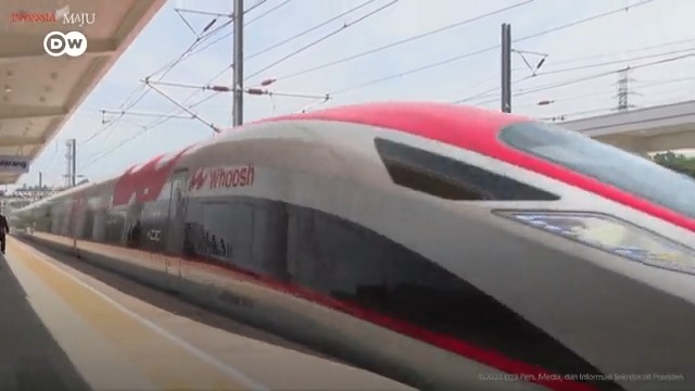 【印尼中资造高铁是否值得？ 】🇨🇳🇮🇩🚄 不久前取名为Whoosh的印尼首条高铁开始商业运营。这项铁路工程由中国公司承建、中方融资。有人提问，耗资巨大的此类工程是否造福于发展中国家的人民？ #dwbusiness