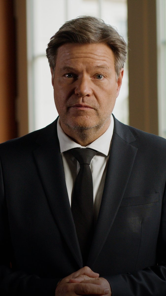 Der Terrorangriff der Hamas auf #Israel ist jetzt bald vier Wochen her. Vieles ist seitdem passiert, die öffentliche Debatte aufgeheizt und verworren. Im Video deshalb einige Gedanken von Vizekanzler und Minister Robert #Habeck zur Einordnung und Differenzierung.