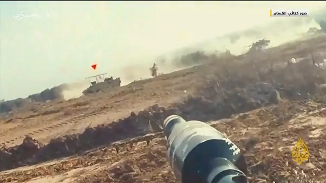 كتائب القسام تنشر مشاهد من التحام مقاتليها بالآليات الإسرائيلية شرق حي الزيتون وتدمير عدد منها #حرب_غزة #الأخبار