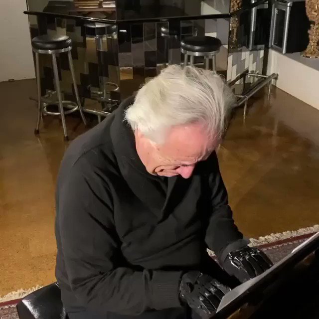 Pianist João Carlos Martins had not played with 10 fingers since he lost the use of his right hand in 1995. In 2020 he returned to play thanks to bionic gloves invented by designer Ubiratan B. Costa. This is the first time he did it.
