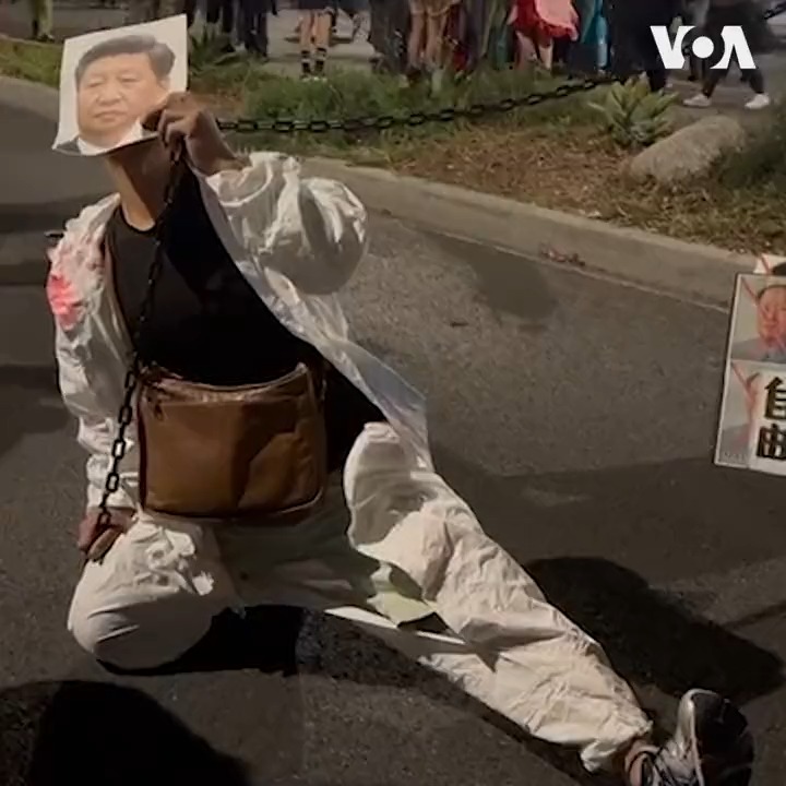 “清零政策，把人关了3年。。。是我们做了3年的噩梦，”一群中国异议人士31日晚上参加在好莱坞圣莫妮卡大道举行的万圣节游行，他们穿着红卫兵和大白的服装，以讽刺行为向中共压制政策发出声讨。详细内容：