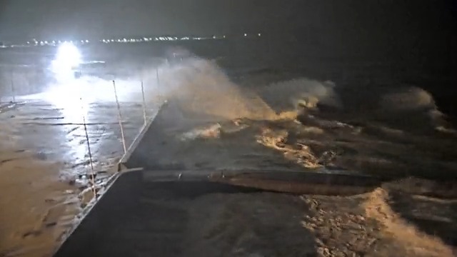 🌀 La tempête Ciarán s'intensifie en Bretagne. On relève déjà 148 km/h à la Pointe Saint-Mathieu (29) et 134 km/h à Belle-Île (56) ! Images de Carnac. 🌊 (via Viewsurf)