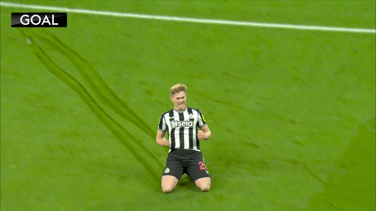 "Watch those five players, LOOK AT THEM!" 🚨 Gary Neville 🎙️ Lewis Hall doubles Newcastle's lead! 🔲