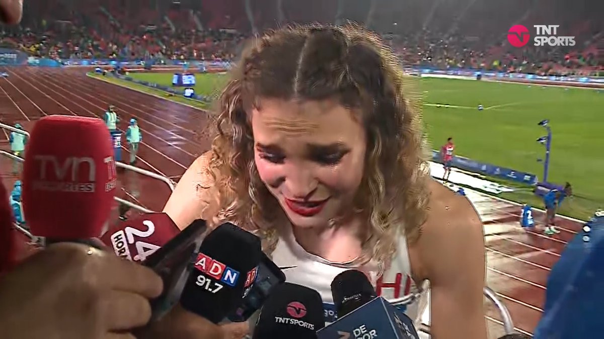 🥇🇨🇱👀 Hermoso abrazo y confesiones Martina Weil habló tras la obtención de la medalla de oro de los 400 metros femeninos en #Santiago2023. Tuvo un gran momento con su padre, Gert Weil, y dijo que tuvo un tremendo susto en la prueba.