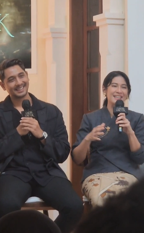 gaes, nanti kalo kalian nonton GADIS KRETEK bener-bener perhatiin karakter Lebas yang dimainin Arya Saloka deh ๐ bukan tanpa alasan kenapa Dian Sastro sampe muji-muji di preskon kemaren, beneran deh ๐