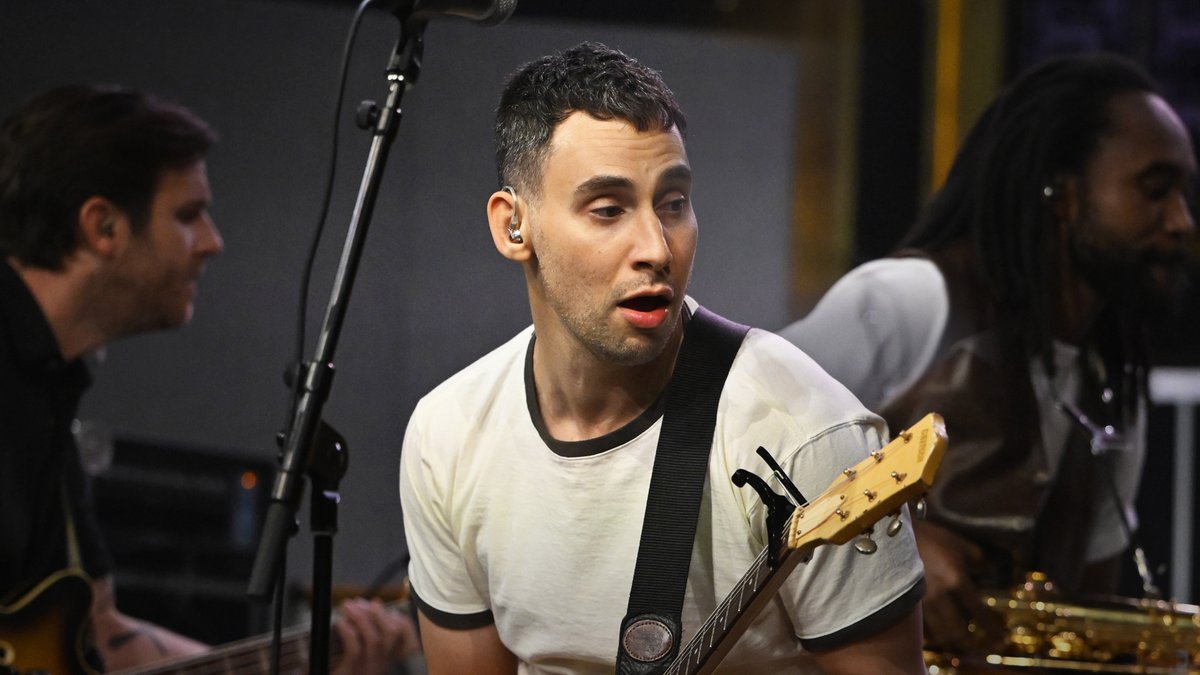 .bleachers performs “Modern Girl” Watch the full performance ⬇️ #FallonTonight
