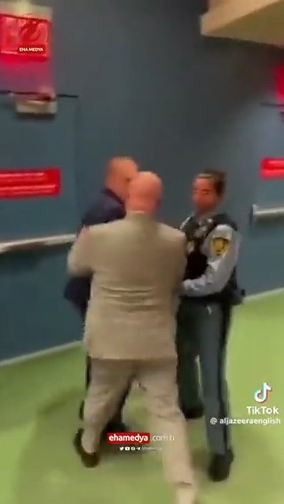 İsrail Büyükelçisi BM salonundan yaka paça atıldı ▪️Filistin'de soykırım yapan İsrail'in BM Büyükelçisi Gilad Erdan, İran temsilcisinin konuşmasını elindeki pankartla protesto edince güvenlikler tarafından BM salonundan yaka paça dışarı atıldı.