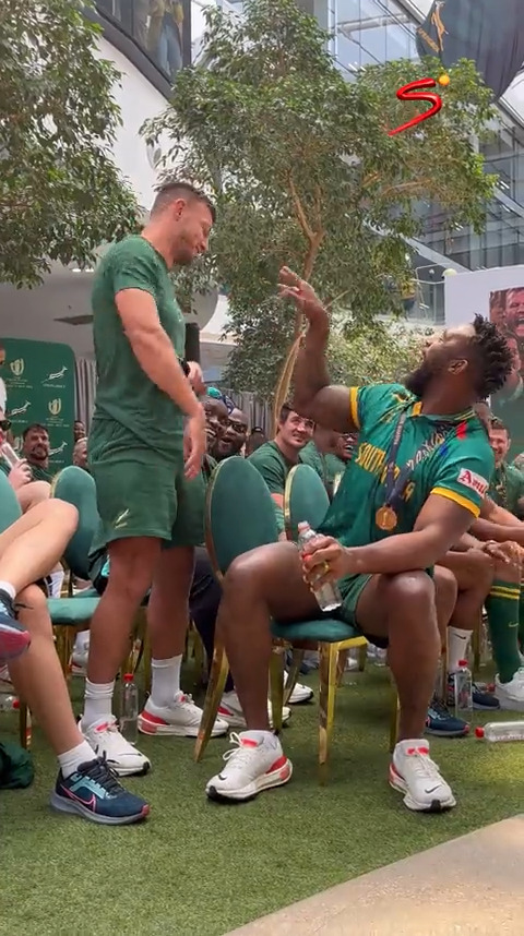 😝 "We are asking the man who never misses what he misses most about home!" - Mpho Popps Modikoane Handre Pollard didn't want to speak but Siya Kolisi was right there to make sure he gets his moment 😂 #StrongerTogether