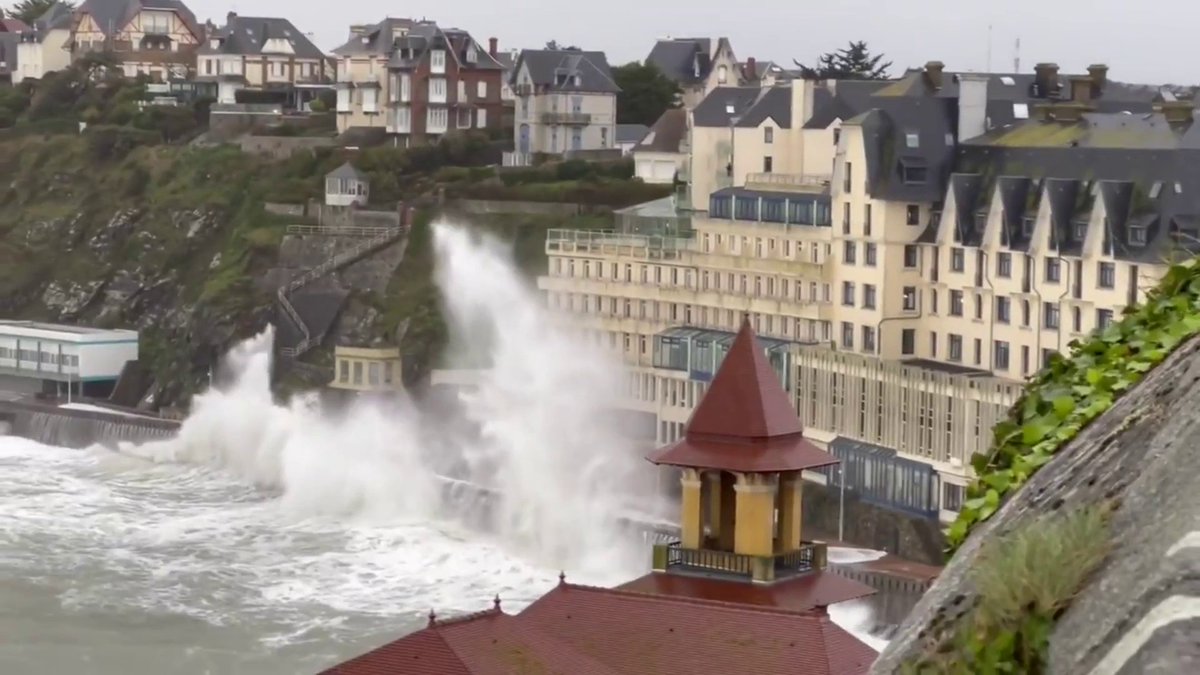 Les images impressionnantes des fortes vagues à Granville