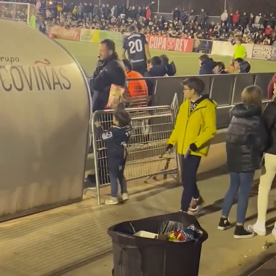 After receiving a Takefusa Kubo jersey as gift, this little boy went to say thank you by giving him a bag of popcorn 🥺🍿 (via Bernabé Sánchez-Minguet)
