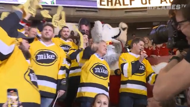 That's a whole lot of Mikes! Mike's Hard Canada celebrated Mike Vernon at last night's game in an absolutely 🔥 fashion!
