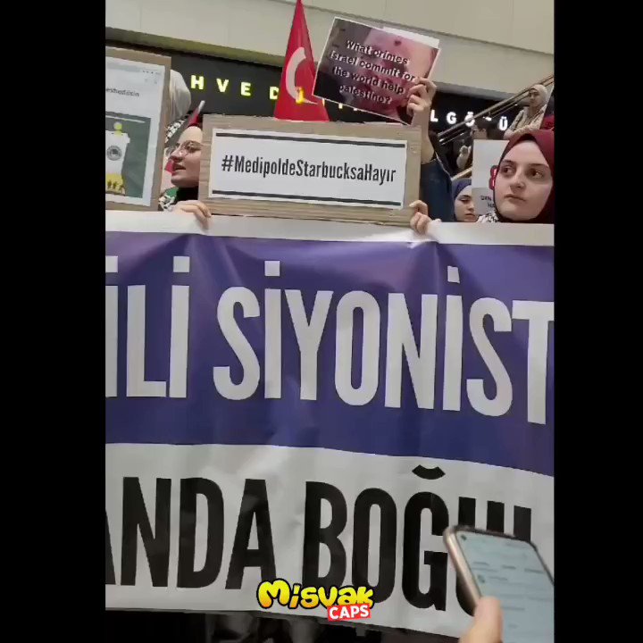 Medipol Üniversitesi öğrencileri, kampüslerindeki Starbucks şubelerinin kapatılması için Üniversite yönetimini protesto etti. Aynı olay İsrail'de olsa o kafeleri bombalayarak kapatırlardı!
