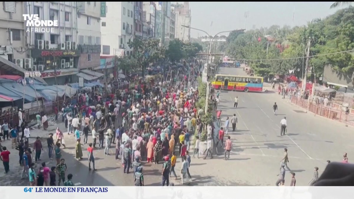 Au Bangladesh, la contestation sociale vire à l'émeute. Des milliers d'ouvriers du textile s'insurgent contre leur exploitation au profit des grandes marques occidentales. Plus de 250 usines sous-traitantes sont à l'arrêt.