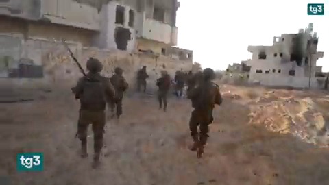 L'esercito israeliano ha confermato ufficialmente di essere entrato nella città di Gaza. "L'operazione è al culmine", ha detto il primo ministro Netanyahu. Le vittime palestinesi sono ormai più 9 mila, il 70 per cento donne e bambini