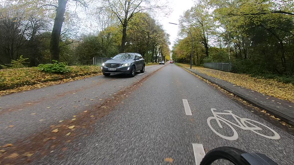 #Autoidioten - hupen ordnungswidrig aber fordern StVO §1 u begründen damit Radverkehr solle auf sein Recht zu StVO §2(1) verzichten. Wozu ist Symbol Radverkehr auf die Fahrbahn gemalt, Polizei Hamburg ? Trauriger u 🤡 wird es heute nicht mehr im #FahrradAlltag #Hamburg