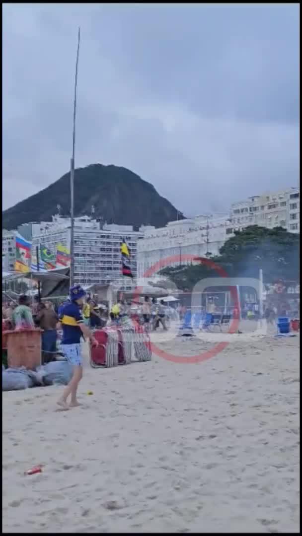 🇧🇷 | URGENTE: Graves incidentes en las playas de Río: los hinchas de Boca, emboscados por los de Fluminense, reporta ESPN.