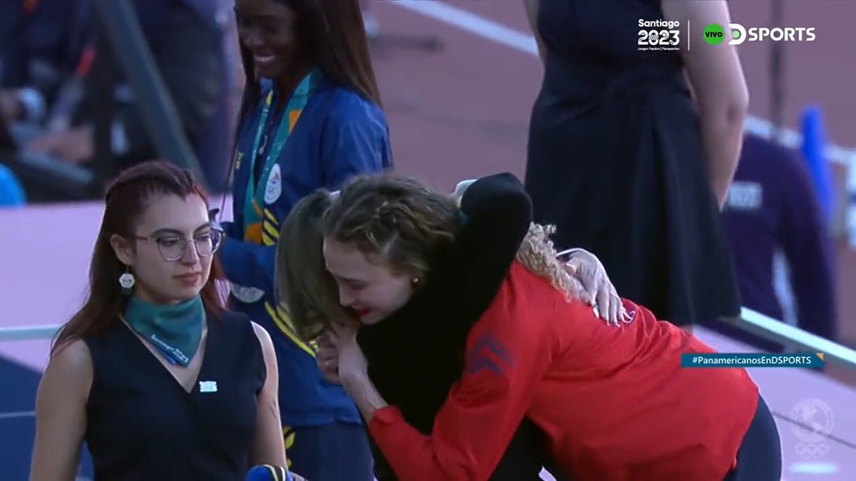 DE MADRE OLÍMPICA A HIJA PANAMERICANA 🫂 🥇 Ximena Restrepo fue la encargada de entregarle la medalla de oro a su hija, Martina Weil, ganadora de los 400 metros femenino. 👩👧 Un abrazo familiar que fue acompañado con un estadio eufórico durante el himno #PanamericanosEnDSPORTS