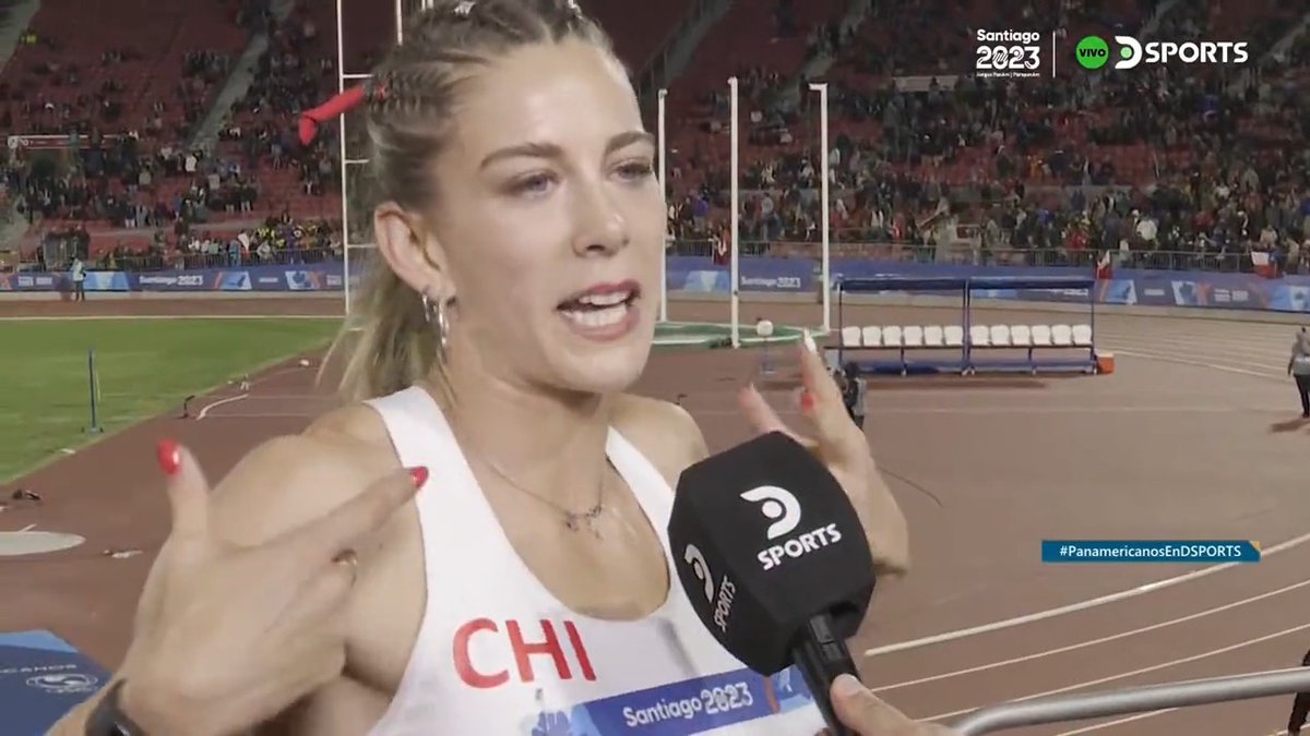 "QUEREMOS BAJAR DE LOS 44 SEGUNDOS"⏱️ 🇨🇱 Isidora Jiménez agradeció el apoyo del público y quiere seguir con la racha de batir la marca nacional de los 4x100 metros femenino 🎙️"Tenia pensado decir algo, pero los números hablan por sí mismo" #PanamericanosEnDSPORTS