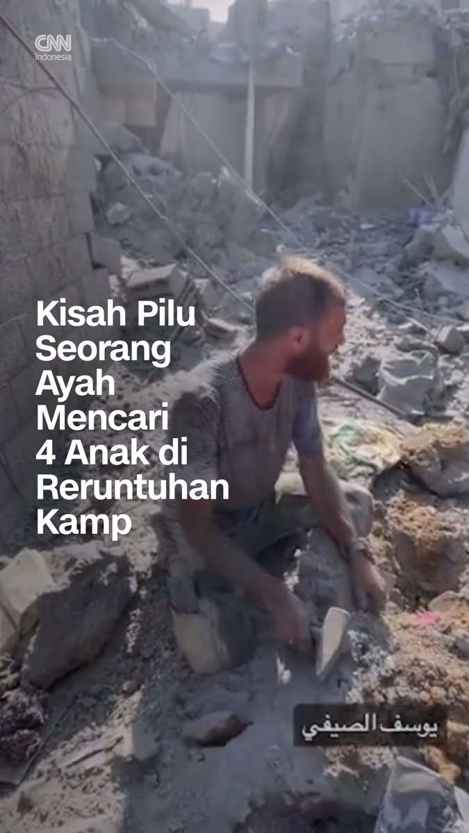 Seorang ayah berusaha mencari empat anaknya di bawah reruntuhan usai Israel menyerang kamp Bureij, Kamis (2/11). Disertai isak tangis, pria tersebut terus mencari anaknya dengan menggunakan sebuah palu. #CNNIndonesia