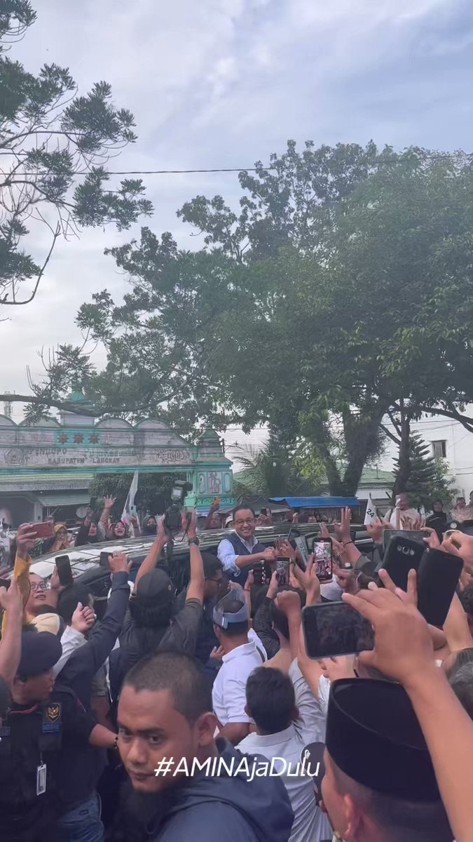Bersyukur tiba di Langkat dengan sambutan luar biasa. Teman2 semua telah menjadi bagian dari perubahan di negeri ini. Perubahan yang kita usung bukan sekadar ganti presiden, tapi memperbaiki kondisi kesejahteraan keluarga-keluarga di seluruh Indonesia. Sampaikan kepada semua, semangat dari Langkat, untuk Sumatera Utara, untuk Indonesia! #AMINAjaDulu