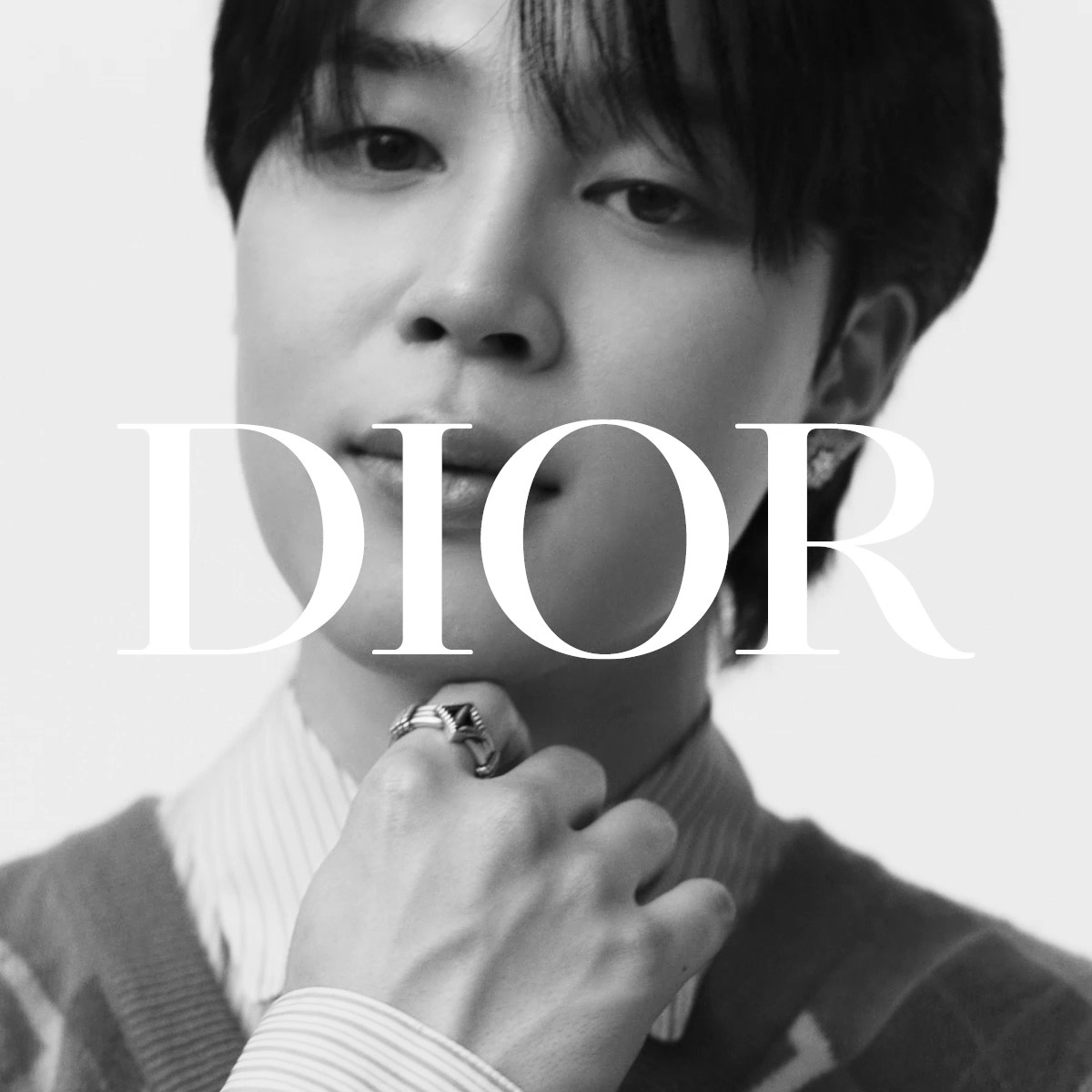 グローバル アンバサダー BTS のジミンが、2024年スプリング メンズ コレクションを纏って登場。 キム・ジョーンズによって、ディオールのシルエットがもつ様々な側面を探求した #DiorSpring24 の新作ルックをご覧ください。 © Alasdair McLellan