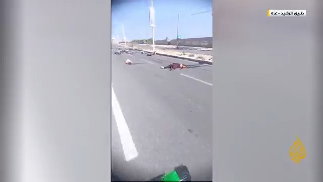 صور تظهر أشلاء شهداء سقطوا في قصف إسرائيلي استهدف نازحين على طريق الرشيد الساحلي بغزة #حرب_غزة #الأخبار