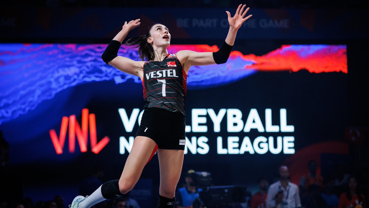 HANDE BALADIN 🇹🇷 The outside hitter remains in the Turkish League this season playing for Eczacıbaşı Spor Kulübü her club team since 2019. 📺 Watch her matches with Team Türkiye on 🏐 #volleyball #FileninSultanları
