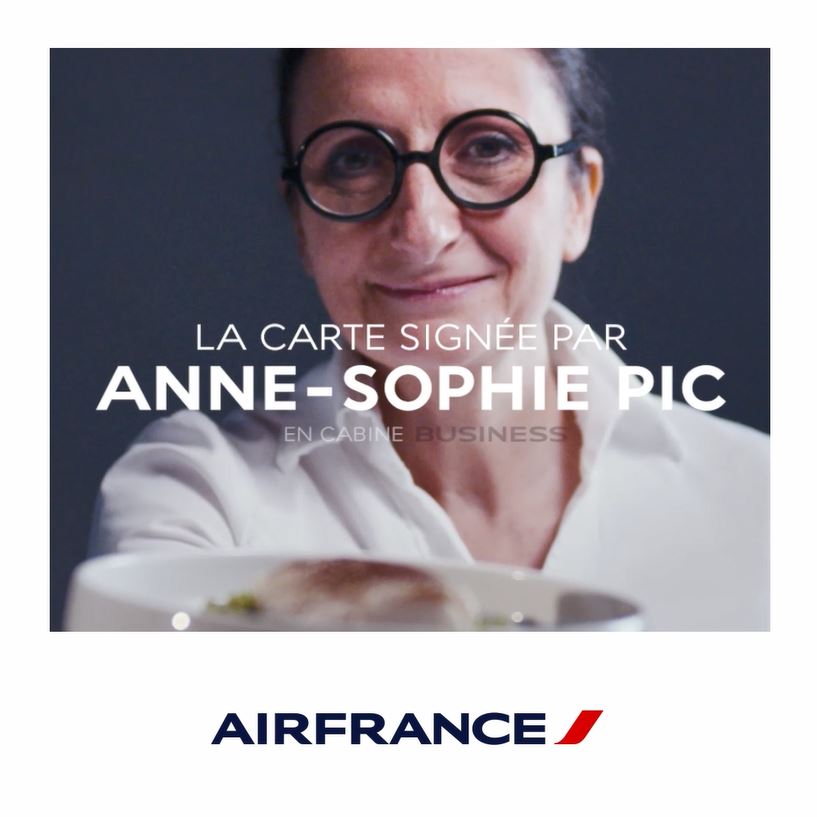Depuis le 1er novembre, Anne-Sophie Pic signe pour Air France 8 menus en cabine Business long-courrier au départ de Paris. Parmi eux, un suprême de volaille à la lie de saké, alliant la puissance des produits japonais et la richesse du terroir français.