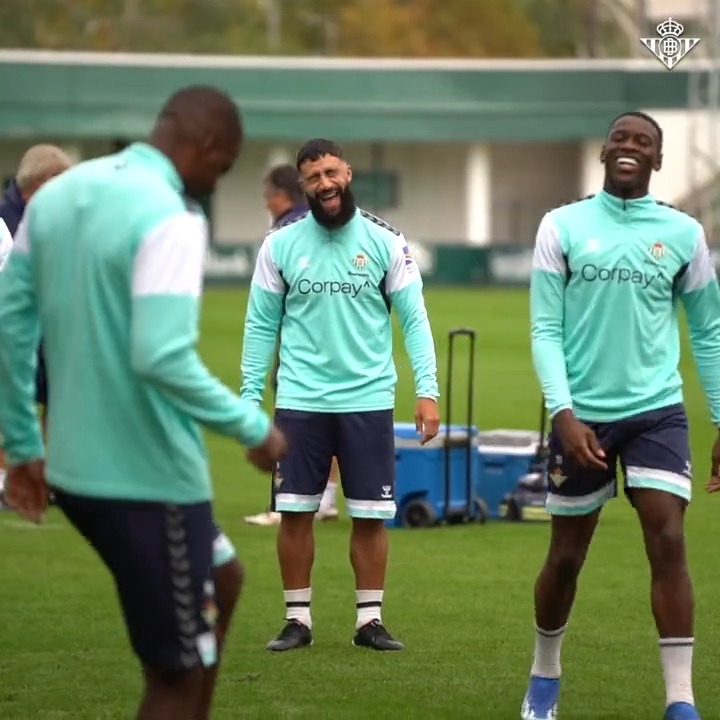 Le grand sourire à l'entraînement de Nabil Fekir, qui va enfin faire son retour sur les terrains aprÚs 8 mois d'absence pour blessure ! ð ð«ð· Obligé d'aimer ce joueur quand on aime le foot ! (Real Betis Balompié ðŽð)