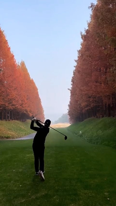 🏌🏻‍♂️Tag a buddy that would miss this fairway. (🎥: golf_doctor_/IG)