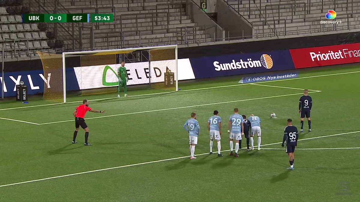 Robin Wallinder räddar Lucas Hedlunds straff! Fortsatt 0-0 på Bravida Arena.