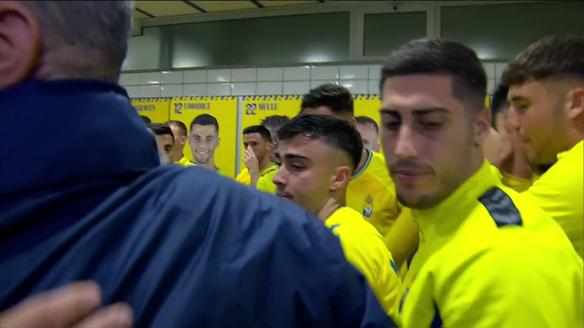 💛🫂 La conjura del vestuario de la UD Las Palmas antes del #LasPalmasAtleti. #LALIGAEASPORTS | #BehindLALIGA