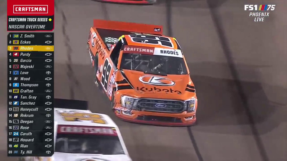 🫣 NASCAR CRAFTSMAN Trucks championship leader Ben Rhodes with nose damage now after this restart mess… All four title contenders are either driving with damage or out of the race. 🎥 FOX: NASCAR