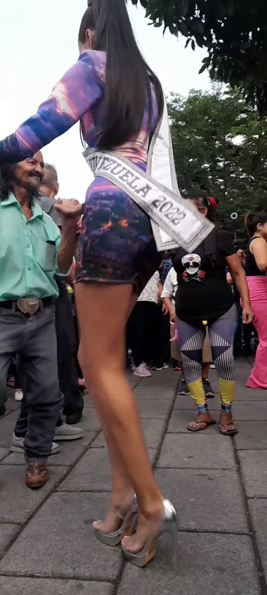 🇸🇻👑🇻🇪 - MISS VENEZUELA CONOCIÓ EL CENTRO HISTÓRICO Y BAILÓ EN LA PLAZA LIBERTAD Las Miss de varios países han aprovechado para conocer la idiosincrasia salvadoreña, tal es el caso de Miss Venezuela, Diana Silva, quien bailó en una plaza del Centro Histórico de San Salvador.
