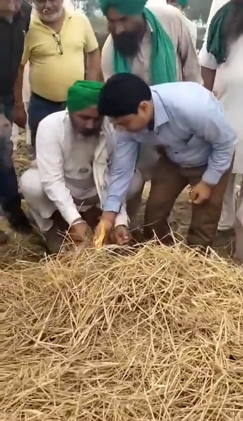 ਪਿਆਰੇ ਪੰਜਾਬੀਓ ਆਹ ਕਿਹੜੇ ਰਾਹਾਂ 'ਤੇ ਤੁਰ ਪਏ ?? .. ਸਰਕਾਰੀ ਕਰਮਚਾਰੀ ਪਰਾਲ਼ੀ ਨਾ ਜਲਾਉਣ ਦਾ ਸੰਦੇਸ਼ ਲੈ ਕੇ ਗਿਆ ਪਰ ਓਸੇ ਤੋਂ ਅੱਗ ਲਗਵਾਈ..ਹਵਾ ਨੂੰ ਗੁਰੂ ਸਾਹਿਬ ਜੀ ਨੇ ਗੁਰੂ ਦਾ ਦਰਜਾ ਦਿੱਤਾ .. ਅਸੀਂ ਇਸ ਦਰਜੇ ਨੂੰ ਬਰਬਾਦ ਕਰਨ ਲਈ ਆਪਣੇ ਹੱਥਾਂ 'ਚ ਤੀਲੀਆਂ ਲੈ ਕੇ ਅਪਣੇ ਬੱਚਿਆਂ ਦੇ ਹਿੱਸੇ ਦੀ ਆਕਸੀਜਨ ਨੂੰ ਖਤਮ ਕਰਨ ਲੱਗੇ ਹਾਂ...ਪਰਚਾ ਦਰਜ ਹੋਣ ਲੱਗਾ ਹੈ...