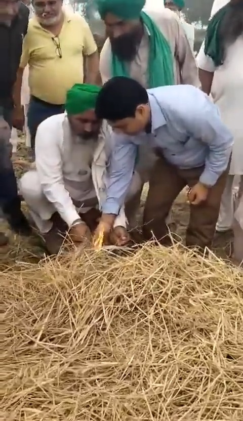 प्यारे पंजाबियों ये किस राह पर चल पड़े ??...सरकारी कर्मचारी पराली ना जलाने का संदेश लेकर गया पर उसी से आग लगवा दी...हवा को गुरु साहिब ने गुरु का दर्जा दिया...हम इस दर्जे को बर्बाद करने के लिए अपने हाथों में तीलियां लेकर अपने बच्चों के हिस्से की ऑक्सीजन को खत्म करने में लगे हैं...पर्चा दर्ज होने लगा है...
