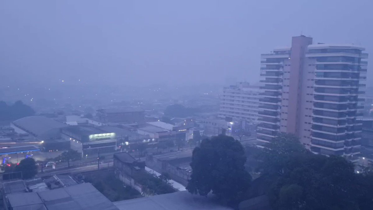 A visibilidade em Manaus agora. São 2 milhões de habitantes da cidade que, no meio da maior floresta tropical do mundo, não têm ar puro para respirar.