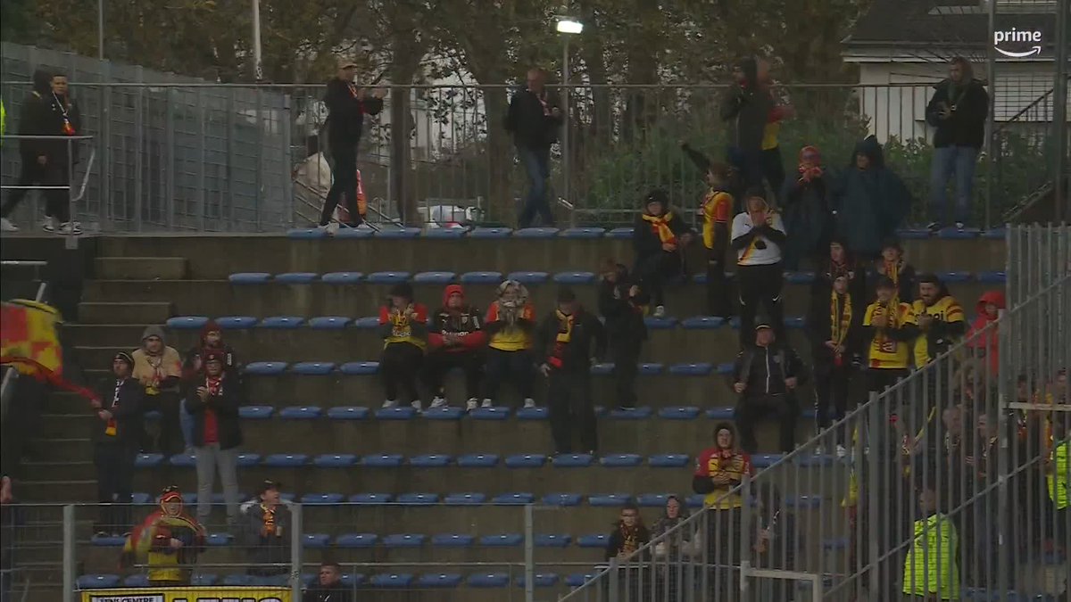 🙌 Le froid et la pluie mais rien de plus fort que la passion pour ces supporters lensois qui ont fait le déplacement à Lorient ce samedi. #FCLRCL
