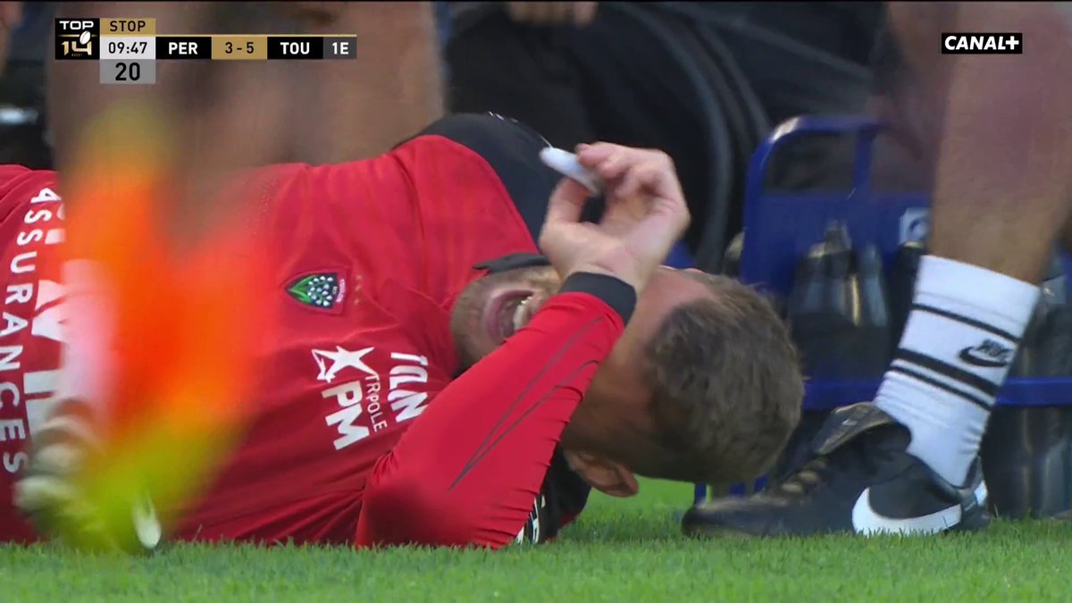 IMAGE COMPLETEMENT FOLLE 🥵 Au moment de butter, Dan Biggar se bloque le dos... Bon rétablissement à lui 🙏 #USAPRCT