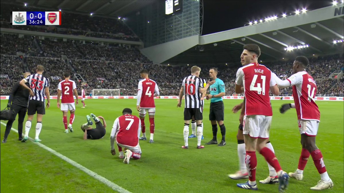 "Stupid, stupid challenge" 😲 Yellow for Havertz as he lunges in at Longstaff on the touchline 🟨