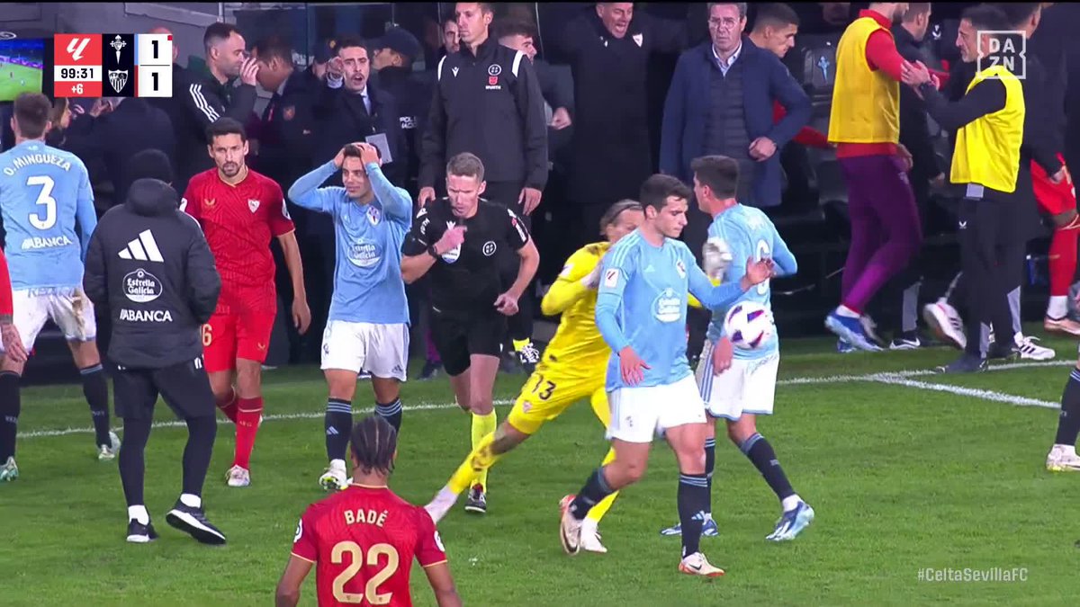 ¡NO HAY PENALTI PARA EL Celta! 📺 Hernández Hernández señaló falta de Jesús Navas sobre Douvikas, pero rectificó después de la llamada del VAR #LALIGAenDAZN ⚽