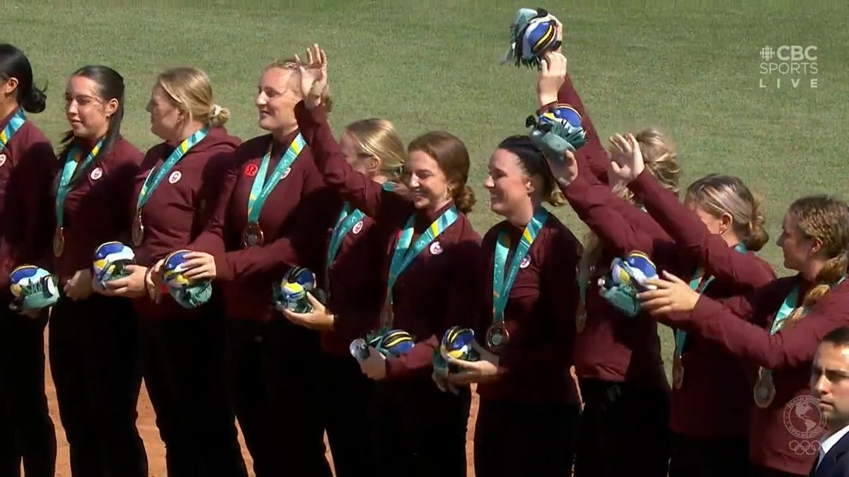 Medal moment for Softball Canada ๐จ๐ฆ The Canadian women receive their bronze medals after a 7-0 win over Mexico in their final game of #Santiago2023 ๐ฅ