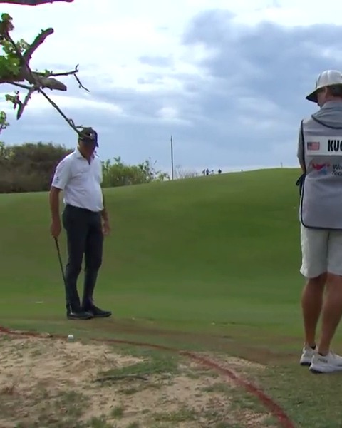 Matt Kuchar makes a quadruple bogey on 15. His lead shrinks from six to two shots World Wide Technology Championship.