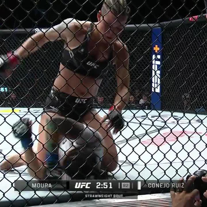 What a debut for Eduarda Moura 👏 #UFCSP