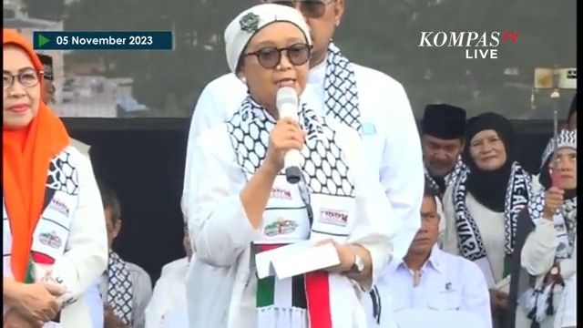 Menteri Luar Negeri Retno Marsudi menegaskan bahwa pemerintah Indonesia terus mendukung terhadap perjuangan Palestina. "Atas nama pemerintah Indonesia, kami ingin menegaskan kembali dukungan Indonesia terhadap perjuangan bangsa Palestina," ujar Retno di kawasan Monas, Jakarta Pusat, Minggu (5/11/2023) pagi. Dalam sambutannya, Retno pun menyampaikan puisi berjudul "Palestina Saudaraku". "Hatiku miris karena bocah itu menangis," tuturnya. Simak selengkapnya video berikut ini, dan temukan juga berbagai informasi terbaru lainnya hanya di atau Kanal Youtube KompasTV